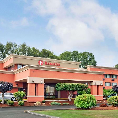 Ramada By Wyndham Tukwila Southcenter Hotel Exterior photo