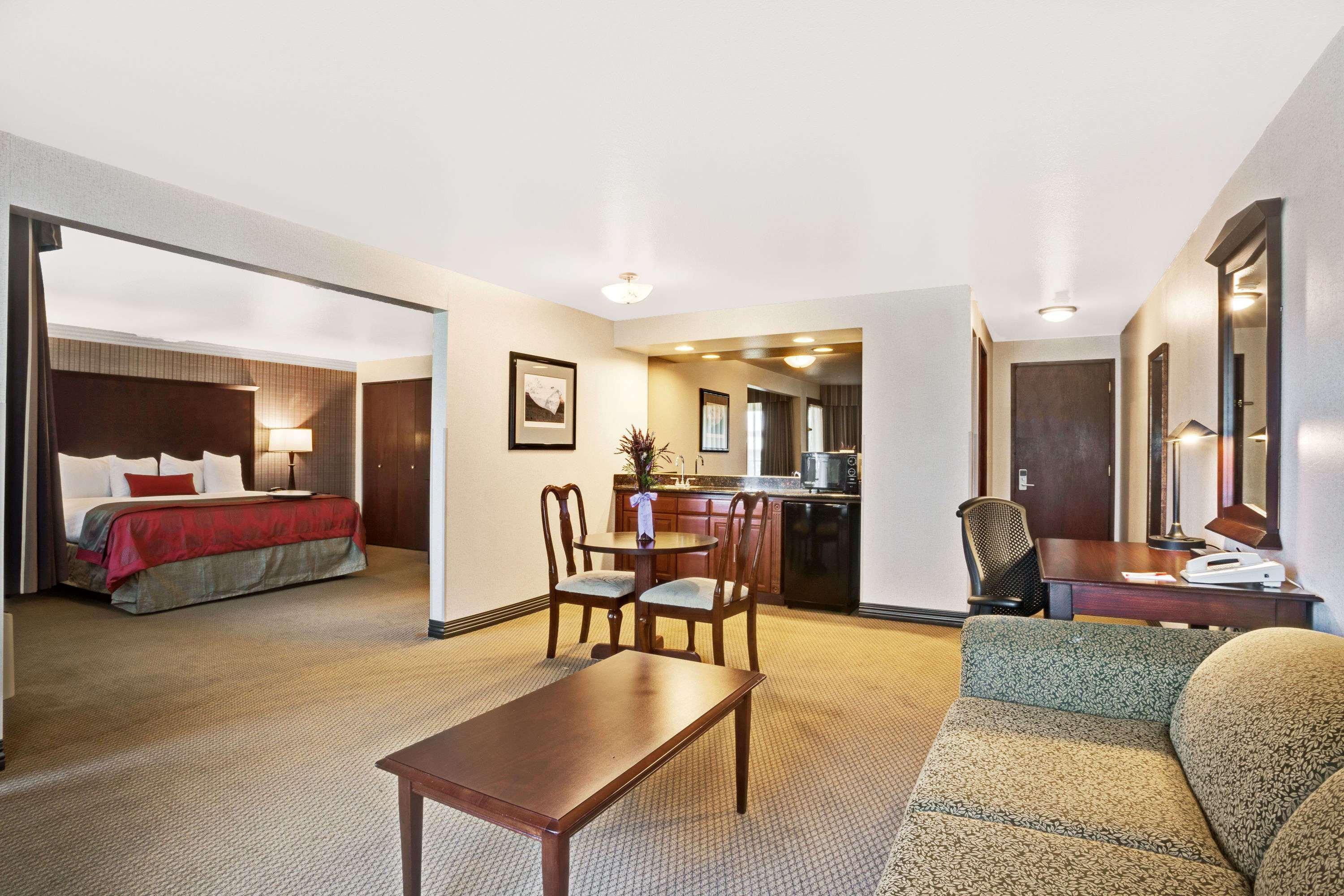 Ramada By Wyndham Tukwila Southcenter Hotel Exterior photo