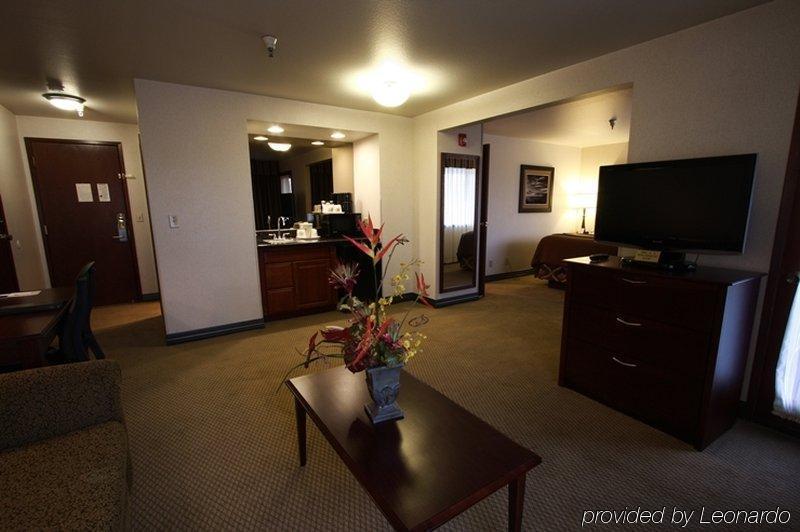 Ramada By Wyndham Tukwila Southcenter Hotel Room photo