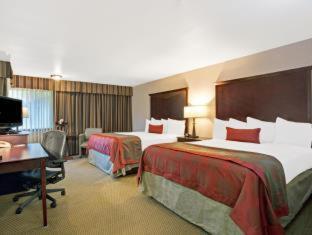 Ramada By Wyndham Tukwila Southcenter Hotel Room photo
