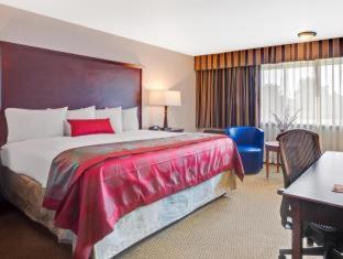 Ramada By Wyndham Tukwila Southcenter Hotel Room photo